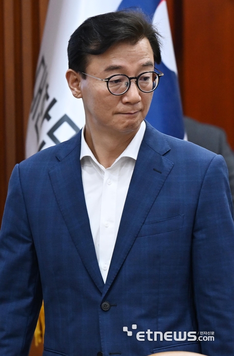 [포토] 경제관계장관회의 참석하는 전재수 해수부 장관