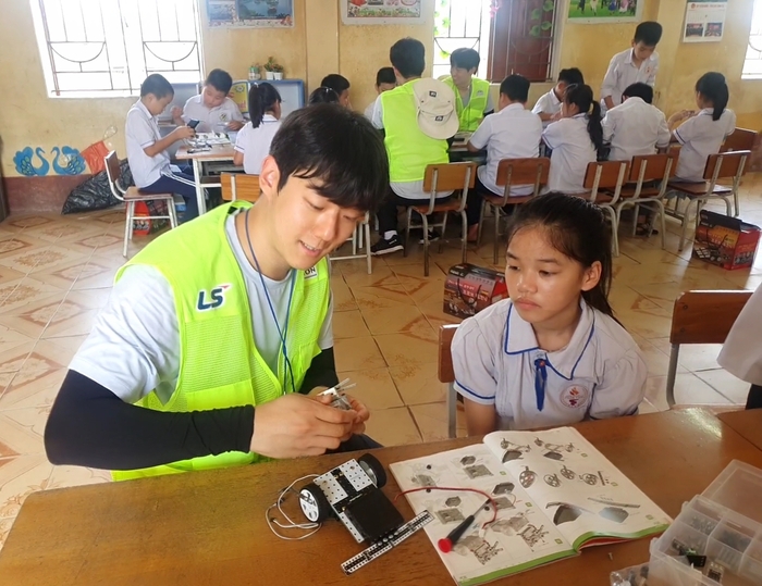 이달 초 LS 대학생 해외봉사단 28기 단원들이 베트남 팜타이 초등학교에서 학생들을 대상으로 과학키트 만들기 체험학습을 진행하고 있다. (LS 제공)