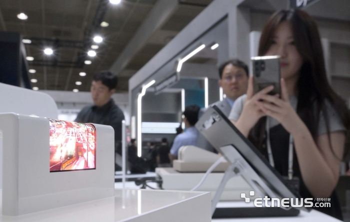 [포토] 스마트워치용 커브드 마이크로 LED 디스플레이