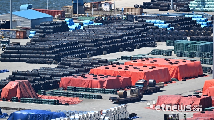 트럼프 행정부가 부과하는 상호관세가 미 동부 현지시간 7일 0시 1분(한국시간 7일 13시 1분)부터 본격 시행됐다. 자동차의 경우 한미 협상을 통해 현행 25%에서 15%로 품목별 관세를 낮췄으나 관세협상에서 인하에 실패한 철강·알루미늄 관세는 현행 50%가 유지된다. 경기 평택시 평택항에 철강 제품이 쌓여 있다. 평택=이동근기자 foto@etnews.com