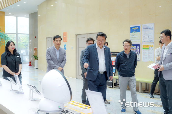 성남시와 저출산고령사회위원회가 6일 시니어산업혁신센터에서 에이지테크 기반 산업 육성과 민관 협력 방안에 대해 논의했다.