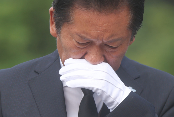 더불어민주당 정청래 대표가 7일 오전 경남 김해시 진영읍 봉하마을을 방문해 노무현 전 대통령 묘역을 참배 후 손으로 얼굴을 닦고 있다. 연합뉴스