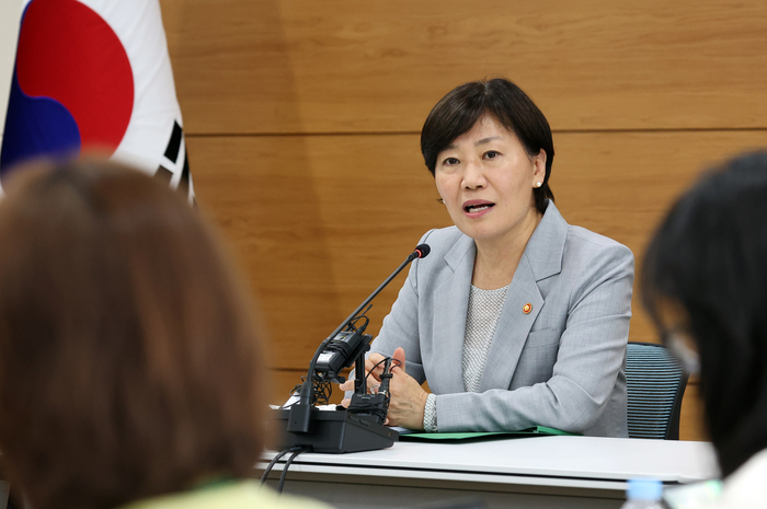 송미령 농림축산식품부 장관이 7일 정부세종청사 농식품부 대회의실에서 열린 출입기자단 정례 간담회에서 기자들의 질문에 답하고 있다. (사진=연합뉴스)