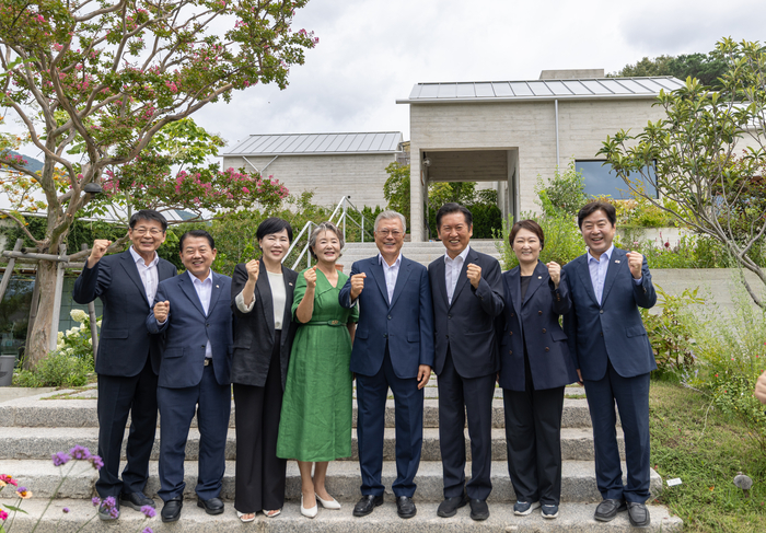 더불어민주당 정청래 대표가 7일 경남 양산시 하북면 평산마을 문재인 전 대통령 사저에서 문 전 대통령을 예방, 기념촬영을 하고 있다. 민주당 제공