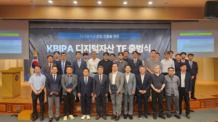 7일 서울 여의도 국회의사당에서 열린 '한국블록체인산업진흥협회(KBIPA) 디지털자산 태스크포스(TF) 출범식' 참석자들이 기념 촬영을 하고 있다. (사진=KBIPA)