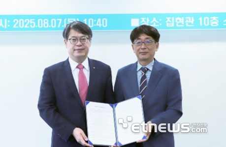 엄종화 세종대 총장(왼쪽)과 김한식 대구TP 원장이 업무협약을 맺고 있다.