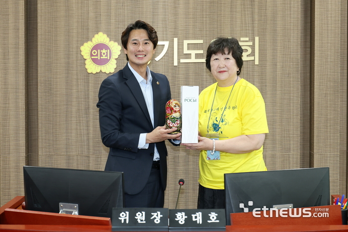 황대호 경기도의회 문화체육관광위원회 위원장이 7일 최재형고려인학교 김발레리아 교장으로 부터 기념품을 전달받고 기념 촬영했다.