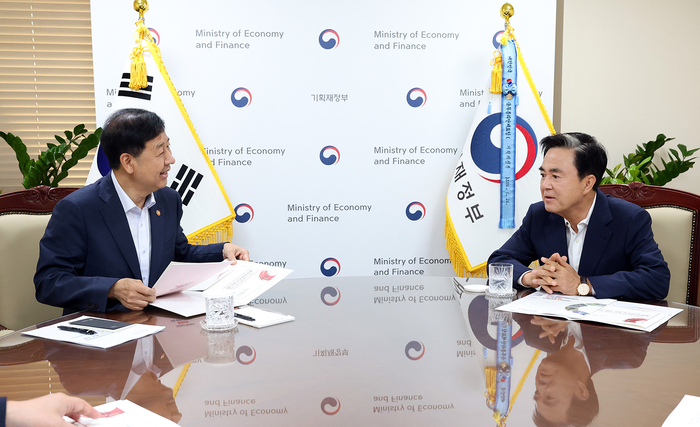 김태흠 충남 지사(오른쪽)는 정부 서울청사를 방문해 구윤철 경제부총리 겸 기획재정부 장관을 만나 내년 도내 주요 국비 사업을 설명하고 관련 예산 반영을 적극적으로 요청했다.