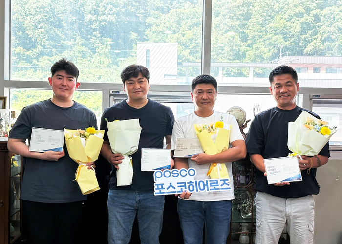 포스코히어로즈 상패 전달식 . 왼쪽부터 이장복 씨, 정수연 씨, 김인중 씨, 최승일 씨. 포스코홀딩스