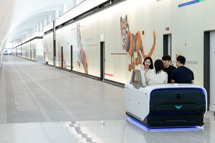 “인천공항 제2여객터미널엔 자율주행 운송차량이 다녀요”
