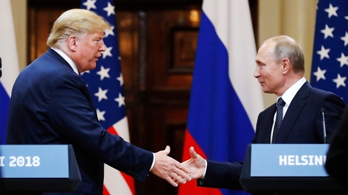 도널드 트럼프 미국 대통령(왼쪽)이 2018년 7월 핀란드 헬싱키 대통령궁에서 열린 기자회견을 직후 블라디미르 푸틴 러시아 대통령과 악수하고 있다. 〈사진=연합뉴스〉