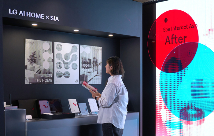 색상 차이를 통해 입체감을 주는 '애너글리프' 기법을 활용해 AI홈으로 편리해진 일상을 표현한 미디어 아트.