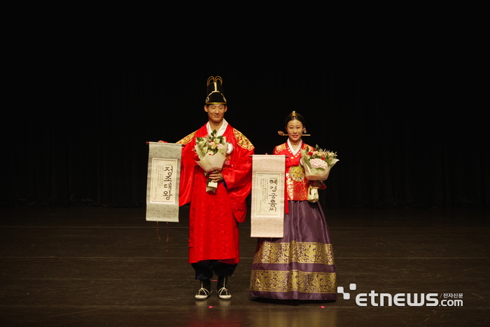 화성시 정조대왕으로 선발된 김주한(반월동 근무) 씨와 헤경궁 홍씨로 선발된 한예진 씨(동탄5동 거주)가 선발 증서를 들고 기념촬영을 하고 있다.