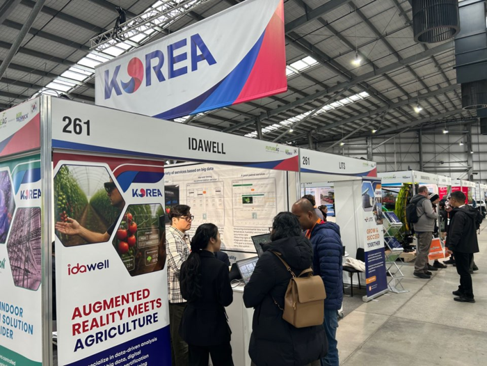 지난 6일부터 8일까지 호주 빅토리아주 멜버른에서 'K 스마트팜 로드쇼'가 열렸다. 행사 기간 중 참관객들이 한국관 스마트팜 기업 부스를 관람하고 있다. (사진=농림축산식품부)
