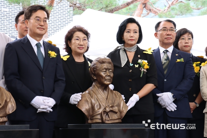 경기도의회 정윤경 부의장(오른쪽 세 번째)이 김동연 경기지사(왼쪽 앞줄 첫 번째) 등과 9일 광주시 '나눔의 집'에서 열린 '2025년 일본군 위안부 피해자 기림의 날' 기념식에 참석해 기념 촬영했다.