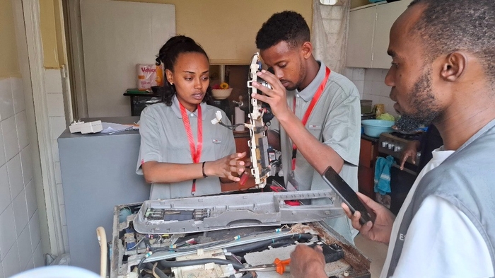 에티오피아 LG-KOICA 희망직업훈련학교 학생들이 가전제품에 대한 교육을 받고 있다.