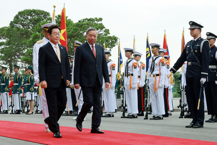 [포토] 의장대 사열하는 이재명 대통령과 또 럼 베트남 서기장