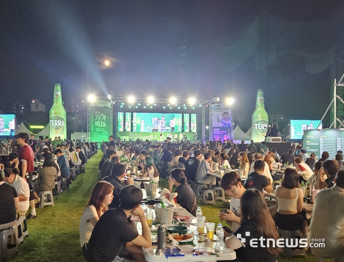 지난 8일 진행된 '2025 전주가맥축제' 현장 〈사진=강성전기자〉