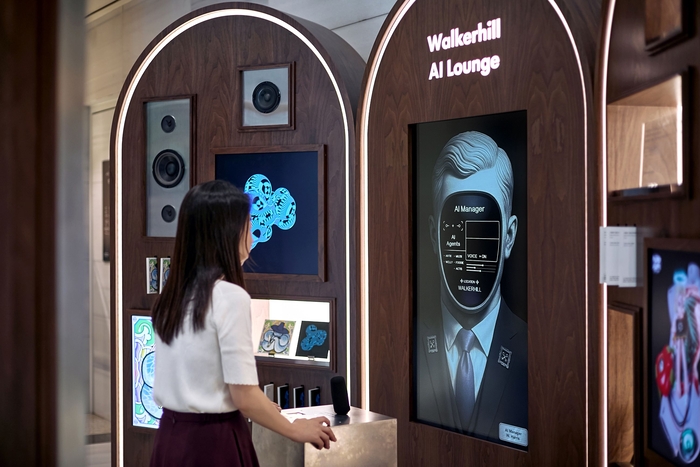 고객이 '워커힐 AI 라운지'에서 AI 매니저 '해리스'의 안내를 받아 아트 미션에 참여하고 있다.