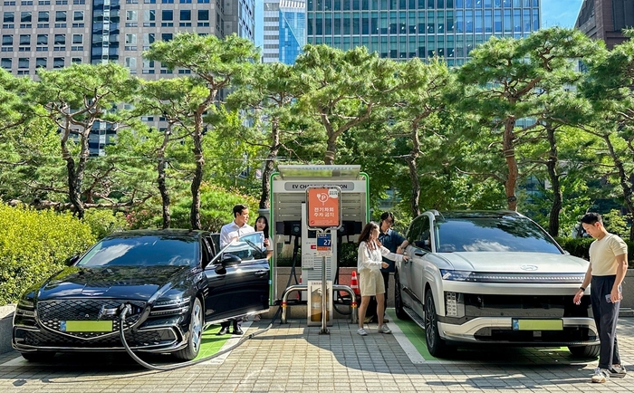 SK이노베이션 계열 직원들이 서울 종로구 SK서린빌딩에서 충전중인 현대자동차 대표 전기차 모델 아이오닉9과 eG80을 체험하고 있다. SK이노베이션