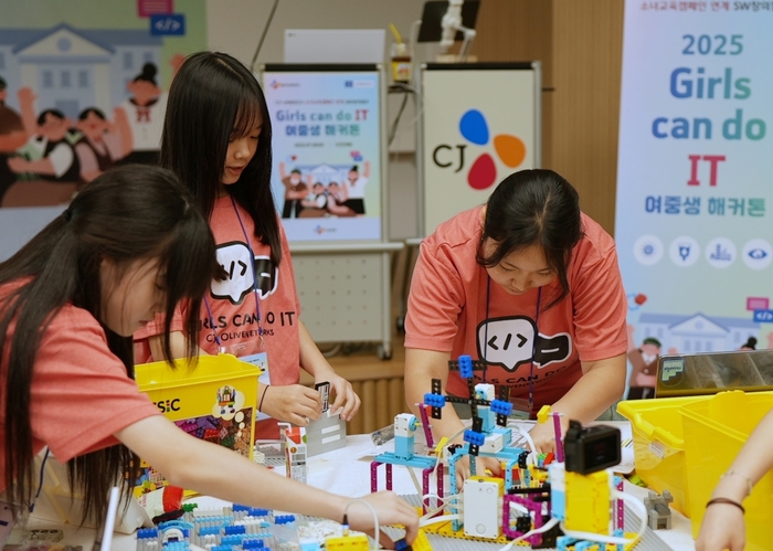 학생들이 CJ올리브네트웍스가 진행하는 CJ SW 창의캠프 '걸스캔두IT' 프로그램에 참여하고 있다.