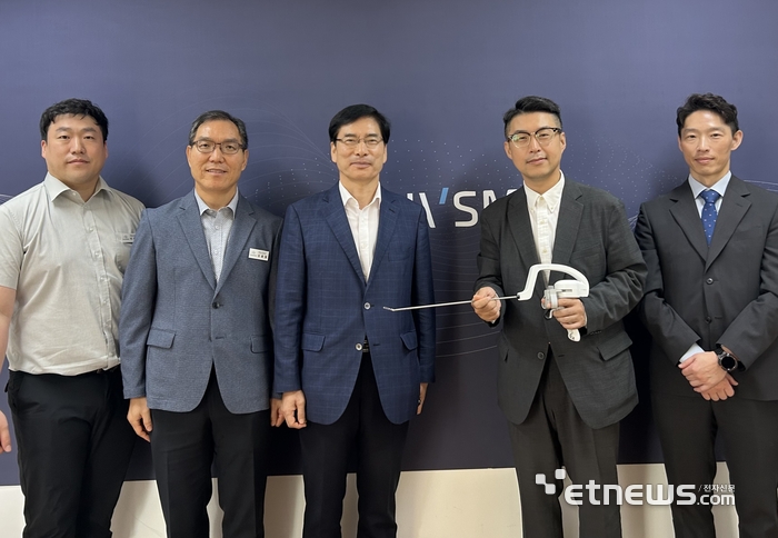 이의준 성남산업진흥원장(왼쪽 세 번째)이 11일 의료기기 혁신기업 리브스메드를 방문해 소통하고 기념 촬영했다.