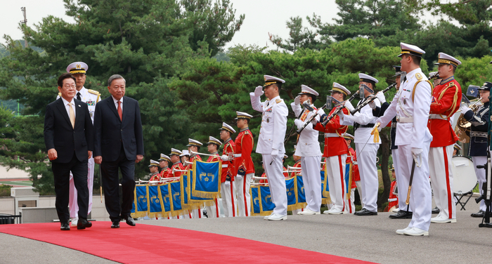 [포토] 의장대 사열하는 이재명 대통령과 또 럼 베트남 서기장