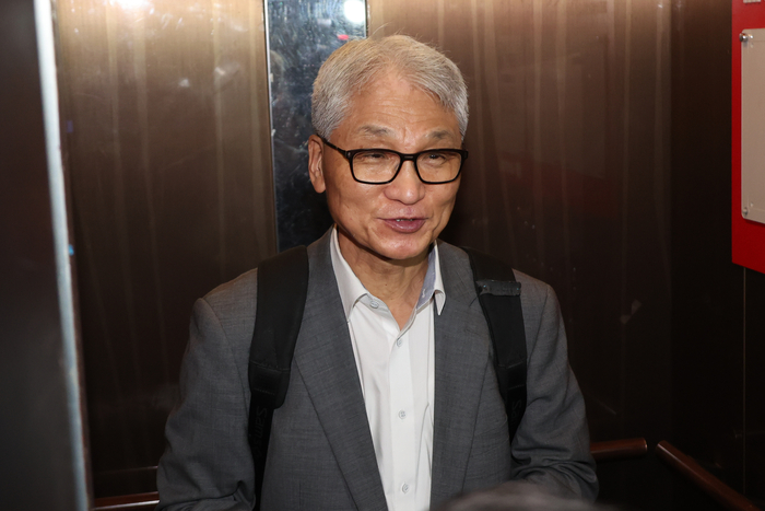 국민의힘 윤리위, 전한길씨 징계 여부 논의
(서울=연합뉴스) 김주성 기자 = 국민의힘 여상원 중앙윤리위원회 위원장이 11일 전한길씨에 대한 징계 여부를 논의하기 위해 열리는 중앙윤리위원회의를 주재하기 서울 여의도 당사 회의실로 향하고 있다. 2025.8.11
utzza@yna.co.kr
(끝)