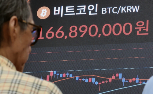 국내 가상자산거래소 기준 비트코인 가격이 사상 최고가를 기록한 11일 서울 서초구 빗썸라운지 강남 본점 현황판에 비트코인 시세가 표시되고 있다. (사진=연합뉴스)