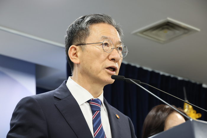 (서울=연합뉴스) 이정훈 기자 = 정성호 법무부 장관이 11일 서울 종로구 정부서울청사에서 8.15 광복절 특별사면 명단을 발표하고 있다. 2025.8.11 uwg806@yna.co.kr