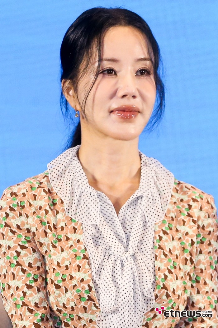 [ET포토] 엄정화, '톱스타가 연기하는 톱스타는 어떨까'