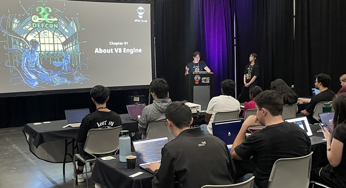 SK쉴더스의 화이트 해커 그룹 EQST(이큐스트)가 지난 8일 미국 라스베이거스 컨벤션센터에서 열린 세계 최대 규모의 해킹 콘퍼런스 데프콘(DEF CON)33에서 워크숍을 진행하고 있다.(SK쉴더스 제공)