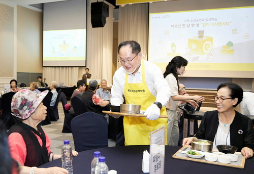 11일 경기도 의정부시에 위치한 아일랜드캐슬에서 오병주 KB손해보험 경영관리부문장이 배식 봉사를 하고 있다.(사진=KB손해보험)