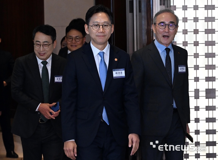 [포토] 이통3사 대표 만난 배경훈