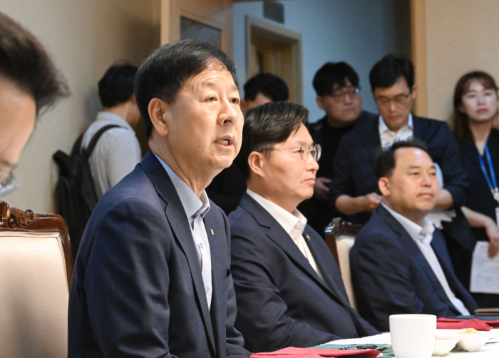 구윤철 부총리가 12일 정부서울청사에서 4대 과기원 총장들과 간담회를 갖고 AI 초혁신경제를 위한 지역 생태계의 구심점 역할을 해달라고 당부했다.[기재부 제공]