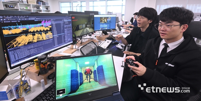 중소·인디·스타트업 게임사들이 신작과 기대작을 갖고 세계 무대에 도전한다. 국내 게임기업  하이퍼센트도 오는 20일(현지시간) 독일에서 개막하는 게임스컴 2025에서 선보일 게임을 한창 업데이트 중이다. 경기도 성남시 하이퍼센트에서 개발자들이 '백룸컴퍼니'의 업데이트 버전 최종테스트를 하고 있다. 박지호기자 jihopress@etnews.com