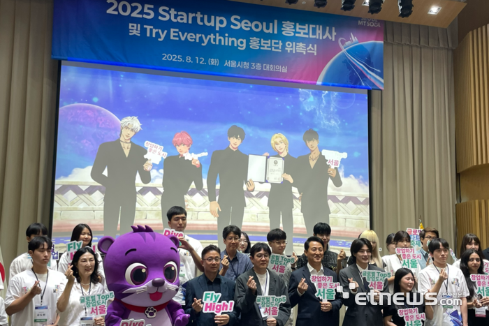 12일 서울시청에서 열린 '2025 스타트업 서울 홍보대사 위촉식'에서 오세훈 서울시장(앞줄 왼쪽 여섯 번째), 이성구 블래스트 대표(〃 다섯 번째), 주용태 서울시 경제실장(〃 네 번째)과 홍보대사 버추얼 아이돌 '플레이브'(스크린) 등이 사진촬영을 하고 있다. ⓒ박종진기자