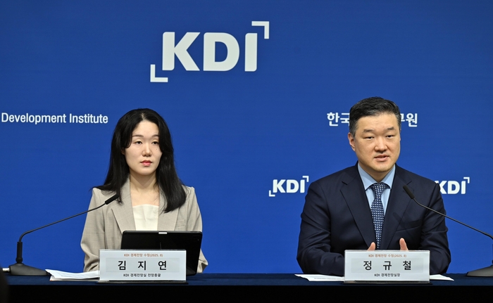 김지연 KDI 경제전망실 전망총괄(왼쪽)과 정규철 KDI 경제전망실장이 12일 정부세종청사에서 KDI 수정 경제 전망을 발표하고 있다.[KDI 제공]