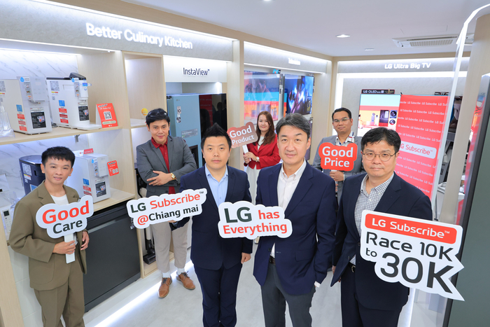 LG전자 관계자들이 지난 6월 태국에서 구독 누적 계정 수 1만건을 축하하고 있다.
