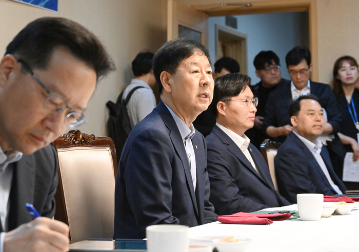 구윤철 부총리가 12일 정부서울청사에서 4대 과기원 총장들과 간담회를 갖고 AI 초혁신경제를 위한 지역 생태계의 구심점 역할을 해달라고 당부했다.[기재부 제공]