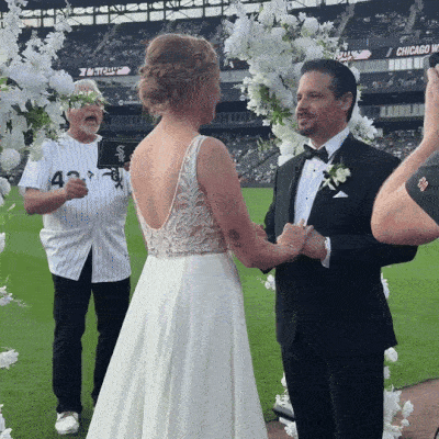 지난 9일(현지시간) 미국 일리노이주의 프로야구팀 시카고 화이트삭스 홈구장에서 경기 중 진행된 '60초 결혼식'에서 화이트삭스의 팬인 마크 이갸르토와 아내 크리스틴이 입맞춤을 나누고 있다. 사진=시카고 화이트삭스 엑스 캡처