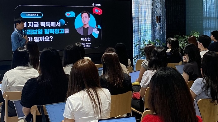 지난 7일 서울 성동구 올리브영N 성수에서 열린 협력광고 세미나에서 박상협 틱톡 클라이언트 파트너가 협력광고의 필요성과 효과를 소개하고 있다