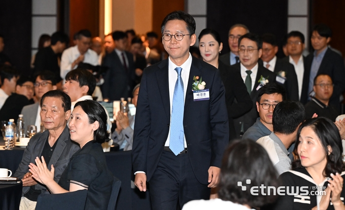 [포토] 정부-이통사 AI투자협력 선언식 참석하는 배경훈 장관