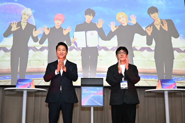 오세훈 서울시장(왼쪽)과 '스타트업 서울' 1호 홍보대사 플레이브(스크린), 플레이브 소속사 이성구 블래스트 대표가 12일 서울시청에서 열린 '2025 스타트업 서울 홍보대사 위촉식'에서 사진촬영을 하고 있다. 서울시 제공