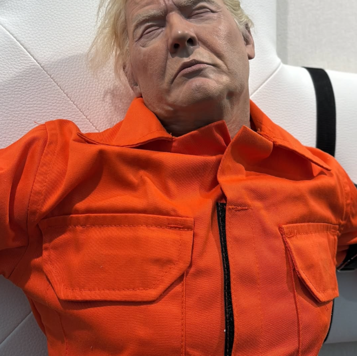 십자가에 매달린 트럼프 대통령의 조각상. 사진=Gleis 4 인스타그램