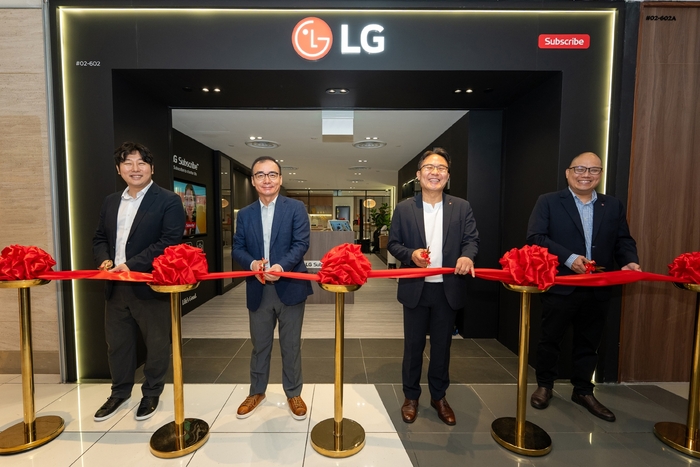 LG전자 관계자들이 싱가포르 구독 전용 브랜드샵 개설 기념행사에 참석했다.