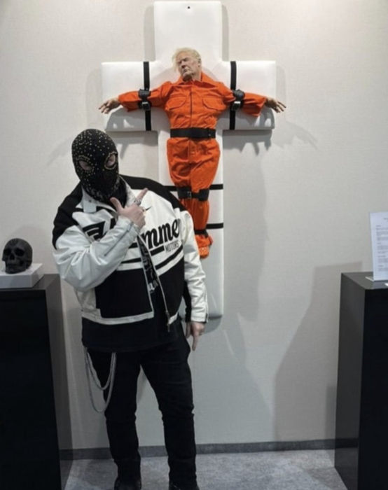 십자가에 매달린 트럼프 대통령의 조각상. 사진=Gleis 4 인스타그램