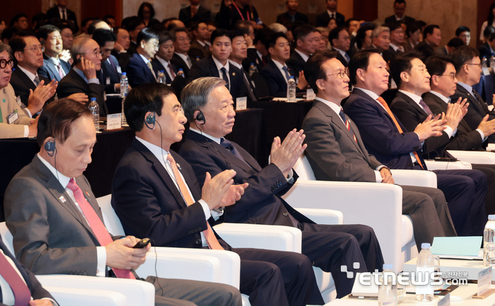 한-베트남 비즈니스포럼이 12일 서울 소공동 롯데호텔에서 열렸다. 김민석 국무총리와 또 럼 공산당 서기장, 최태원 대한상공회의소 회장이 참석하고 있다. 청사사진기자단