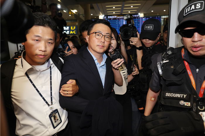 김건희 여사 일가의 '집사'로 지목된 김예성씨가 12일 인천국제공항 제1여객터미널을 통해 입국한 뒤 민중기 특별검사팀에 체포돼 이동하고 있다. 연합뉴스