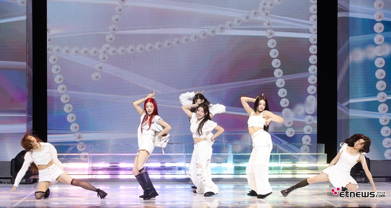 [ET포토] 앳하트, 'Plot Twist 첫 무대'